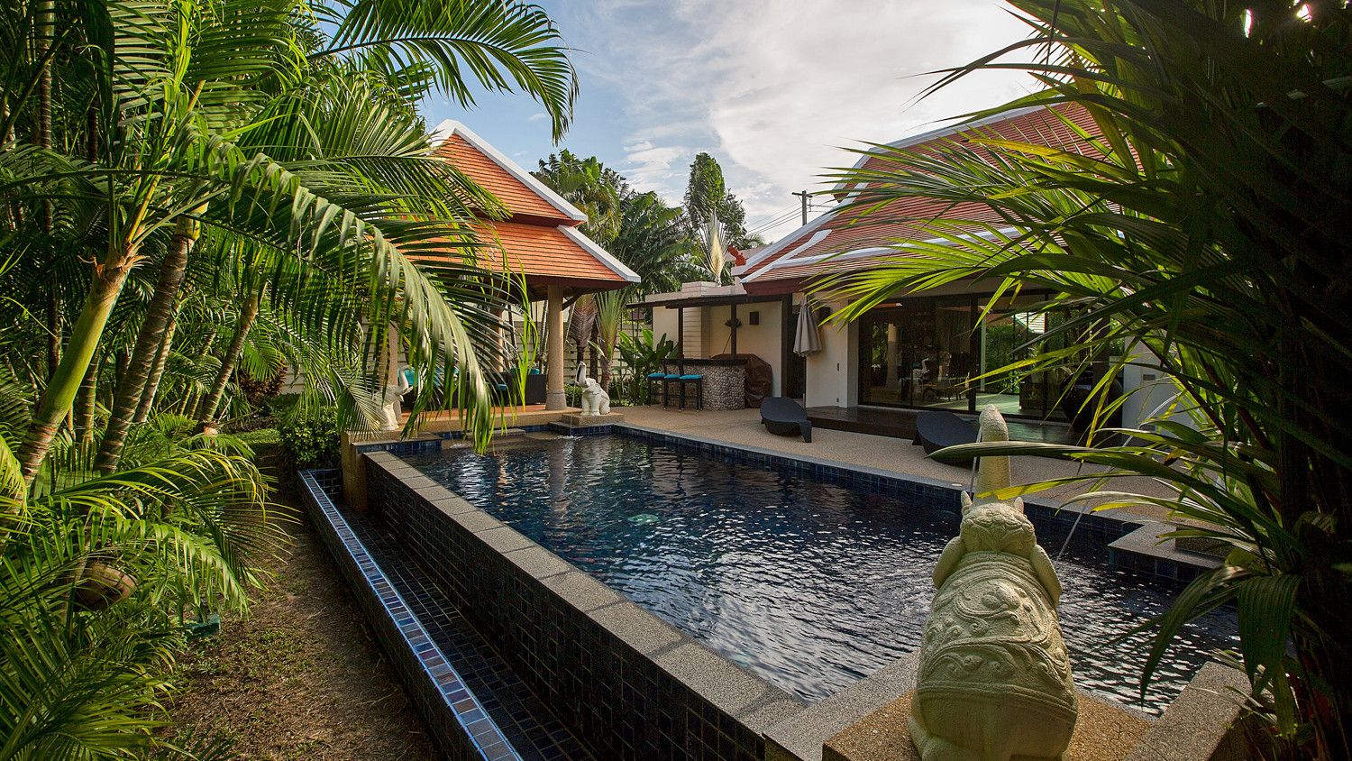 Villa with tropical vibe in Nai Harn